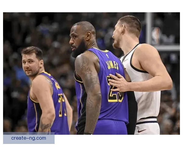 詹姆斯关键时刻绝杀对手湖人逆转胜利续写传奇篇章